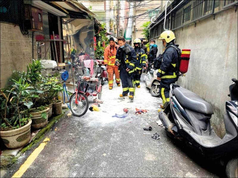 前年12月新北市三重一處公寓電動三輪車電瓶自爆起火，造成陳男遭燒傷、陳母死亡。（資料照）