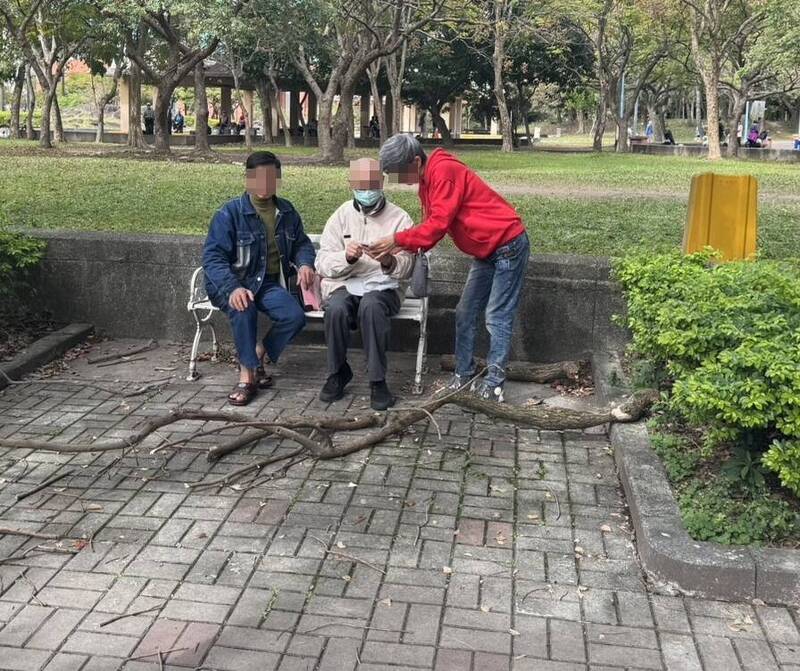 江翁（中）與友人在四號公園坐在椅子上聊天時，遭到斷裂樹枝砸中頭部。（民眾提供）