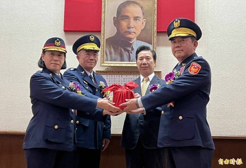 金門縣長陳福海(右二)主持金門縣警察局新任局長陳錦文(右一)布達,原局長盧廷彰調台中市警局主任秘書,由副局長邱幼媚(左一)代表,內政部警政署勤務指揮中心主任廖高江(左二)到場監交。(記者吳正庭攝) 金門縣長陳福海(右二)主持金門縣警察局新任局長陳錦文(右一)布達,原局長盧廷彰調台中市警局主任秘書,由副局長邱幼媚(左一)代表,內政部警政署勤務指揮中心主任廖高江(左二)到場監交。(記者吳正庭攝)