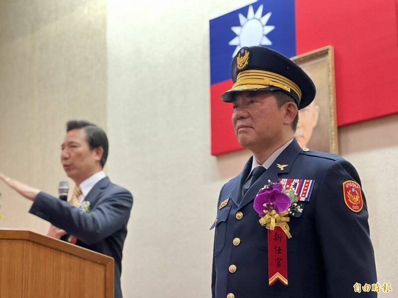 金門縣長陳福海(左)主持金門縣警察局新任局長陳錦文(右)布達典禮,自曝曾一度對此人事表達「不同意」的看法。(記者吳正庭攝) 金門縣長陳福海(左)主持金門縣警察局新任局長陳錦文(右)布達典禮,自曝曾一度對此人事表達「不同意」的看法。(記者吳正庭攝)