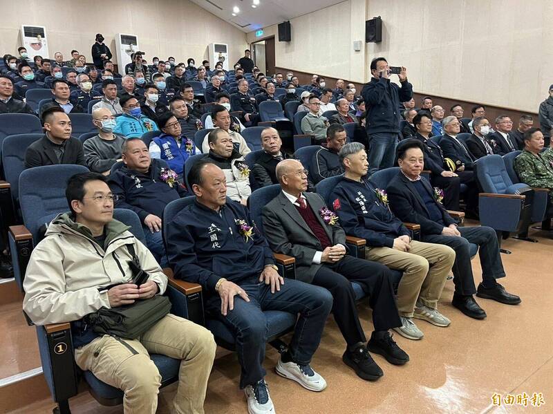 金門縣議會議長洪允典(左五)率副議長歐陽儀雄(左四)等共十名議員出席縣警局局長布達交接典禮。(記者吳正庭攝) 金門縣議會議長洪允典(左五)率副議長歐陽儀雄(左四)等共十名議員出席縣警局局長布達交接典禮。(記者吳正庭攝)