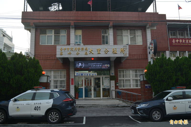 霧峰分局大里分駐所巡佐林志凱,今晚在所內值班時突人昏倒失去意識,目前送醫裝葉克膜搶救中。(記者陳建志攝) 霧峰分局大里分駐所巡佐林志凱,今晚在所內值班時突人昏倒失去意識,目前送醫裝葉克膜搶救中。(記者陳建志攝)