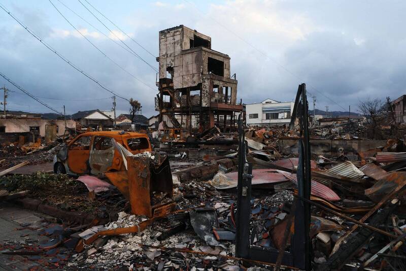 輪島市在被大火焚毀的旅遊景點「輪島早市」發現10具遺體，讓這次地震死亡人數上升到232人。（法新社）