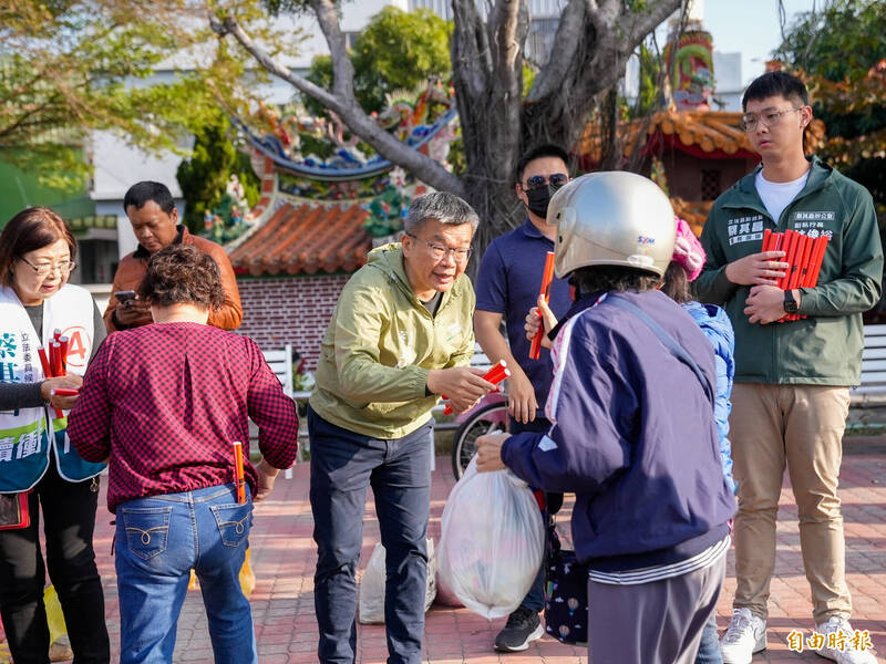 蔡其昌謝票發春聯。（記者張軒哲攝）