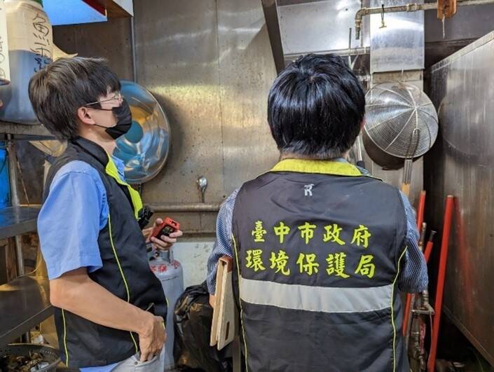 環保局研發餐飲油煙即時監控的智能管理（空氣管家），到餐廳評估裝置。（環保局提供）