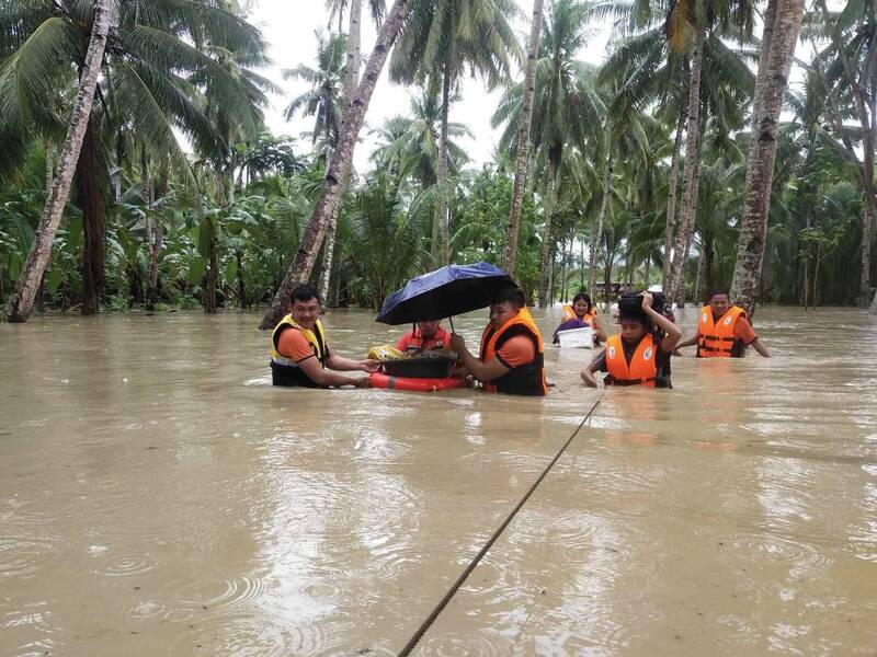 菲律宾海岸警卫队人员涉水帮忙撤离居民。（取自Philippine Coast Guard「X」平台）(photo:LTN)