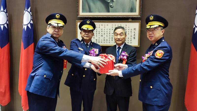 台中市警局保安大隊大隊長施永昭（右一），17日走馬上任。（警方提供）