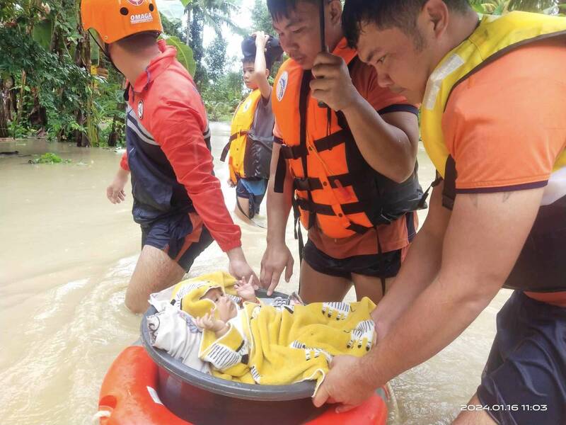 菲律宾南部民答那峨岛纳卯德奥罗省（Davao de Oro）大淹水，海岸警卫队人员忙着帮忙撤离居民。（取自Philippine Coast Guard「X」平台）(photo:LTN)