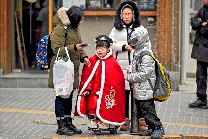 学者指出，中国2023年出生人口降至902万人、总人口连续2年负成长，意味着中国将不得不进行战略收缩，进而无力建构国际新秩序。（法新社）(photo:LTN)