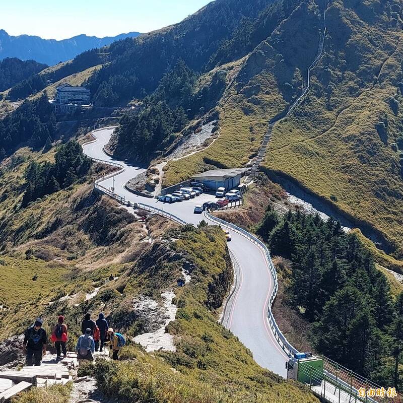 週日強烈冷氣團來襲，合歡山可能下雪，民眾應隨時注意雪季交通管制公告事項。（記者張協昇攝）