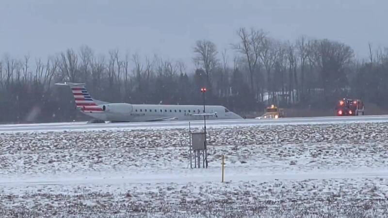 國美鷹航空（American Eagle）一架客機在美東時間18日下午4點左右，於大雪中降落紐約州的機場，不料客機卻在降落途中衝出滑行道。（圖擷取自@joey_frascati 社群平台「X」）