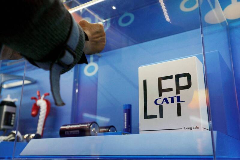 中国「宁德时代」公司标志与其生产的电池。（路透档案照）(photo:LTN)