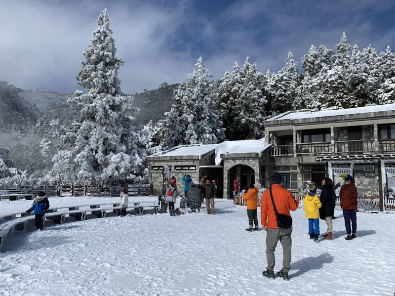 《觀氣象看天氣》指出，由於水氣充沛，北部山區雪線下修至1000公尺初頭。下雪機率部分仍以太平山、拉拉山、合歡山等山區最高，尤其太平山可能大雪紛飛。圖為2021年1月，太平山森林遊樂區化身銀白世界，示意圖。（資料照，太平山森林遊樂區提供）