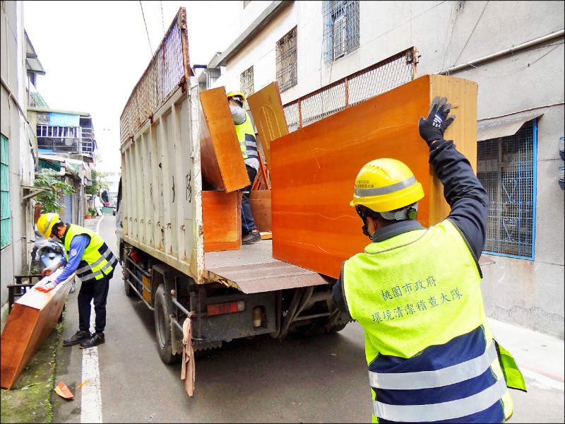 路邊常見堆置淘汰的大型家具，勞動清潔隊清理。（資料照）