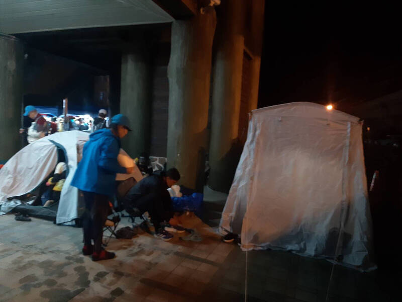 不少跑友昨晚搭帐篷在起跑线旁过夜，以挑战王者之路。（尖石乡公所提供）(photo:LTN)