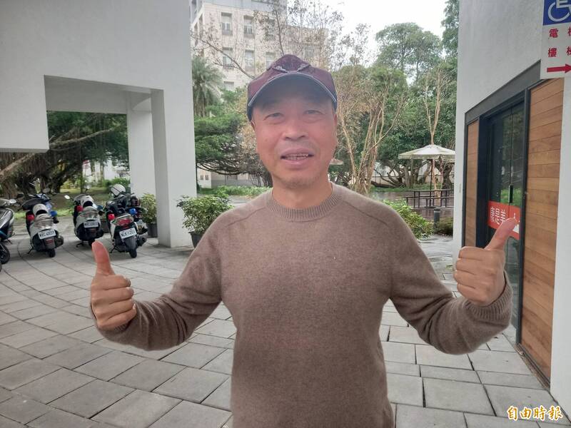 62歲中醫師黃林煌為了一圓昔日夢想，報考今年大學學測盼考取美術系。（記者江志雄攝）