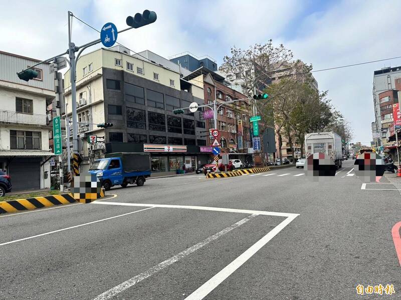 頭份自強路易回堵，將移停車格並設行人庇護島。（記者蔡政珉攝）