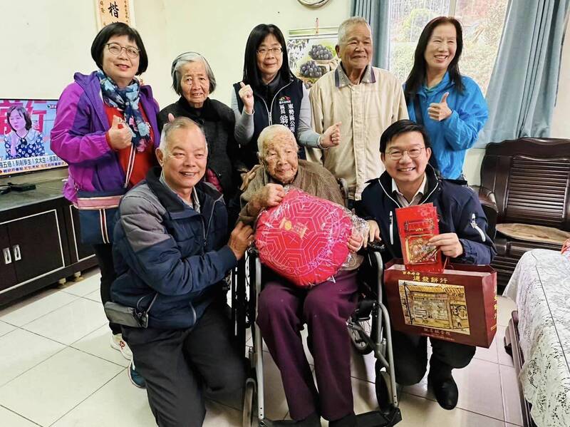 台中市客委會主委江俊龍（右一）及東勢區長翁培真（後中），上月28日才拜訪東勢107歲人瑞邱張桂英。（取自江俊龍臉書）