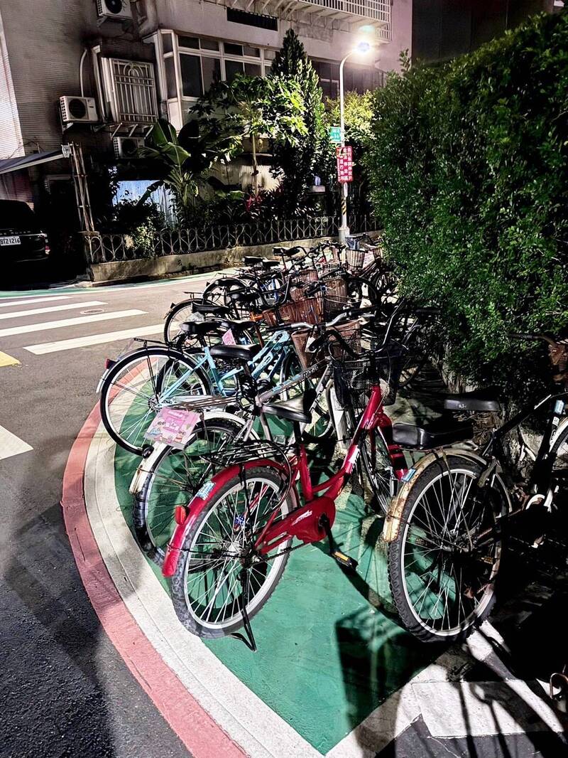 北市去年近6千輛單車遭拖吊 停管處︰檢討停放空間再考量劃車格