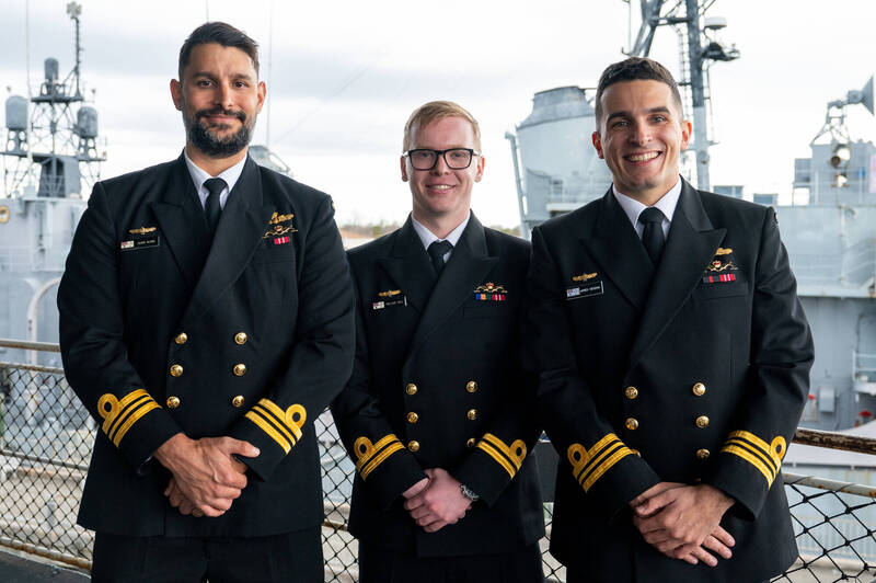 首批澳洲皇家海军骨干顺利在美国海军核动力训练单位计画中毕业，3名军官分别为少校克莱恩（左）、上尉霍尔（中）、及少校海登（右）。（图撷自美国海军）(photo:LTN)