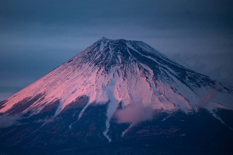 日本富士山是不少登山爱好者向往的圣地，所在地山梨县政府宣布今年夏天将限制富士山每日登山人数，以保护当地环境。（法新社）(photo:LTN)