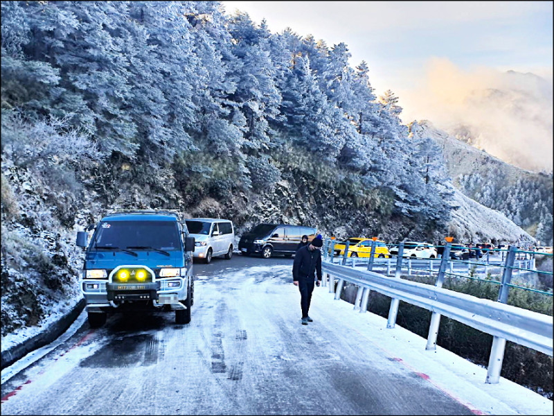 寒流侵襲，北橫、中橫、南橫、台7甲線宜蘭支線、合歡山公路、阿里山公路、新中橫公路等路面恐結冰，公路局將視情況限掛雪鏈車輛通行或預警性封閉。（資料照）