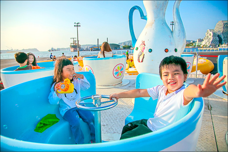 冬日遊樂園的旋轉咖啡杯。（高市觀光局提供）