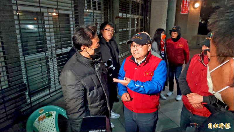 侯友宜率市府團隊到新莊體育園區關心街友，希望他們在寒流來襲時願意到合作旅社避寒。
（記者黃子暘攝）