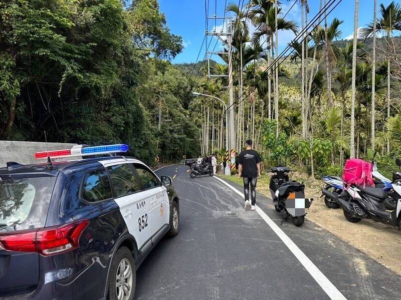 張姓男機車騎士行經嘉縣台3線313.6公里處不慎摔落邊坡。（警方提供）