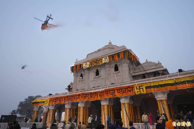 兴建于印度教圣城阿尤德亚（Ayodhya）的罗摩神庙（Ram temple）22日举行神像开光仪式，印度空军出动直升机洒花瓣。（美联社）(photo:LTN)