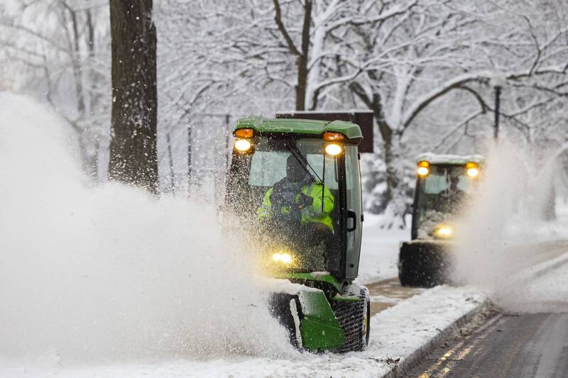 美国受冬季风暴肆虐，图为华府除雪车19日在国家广场清除路肩积雪。（欧新社）(photo:LTN)
