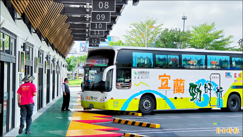 搭乘率不高,國光客運、葛瑪蘭客運聯營二○一羅花線將於三月一日暫停營運。(記者王錦義攝) 搭乘率不高,國光客運、葛瑪蘭客運聯營二○一羅花線將於三月一日暫停營運。(記者王錦義攝)