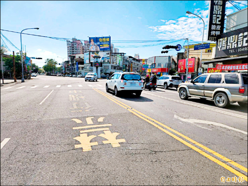 南投市中興路、民族路、芳美路三叉路口車流量大，中興路內側禁行機車標誌已塗銷。（記者謝介裕攝）