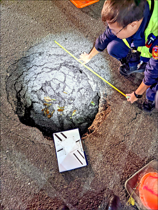 楠梓區高楠公路與德民路口，路面出現大坑洞。（讀者提供）