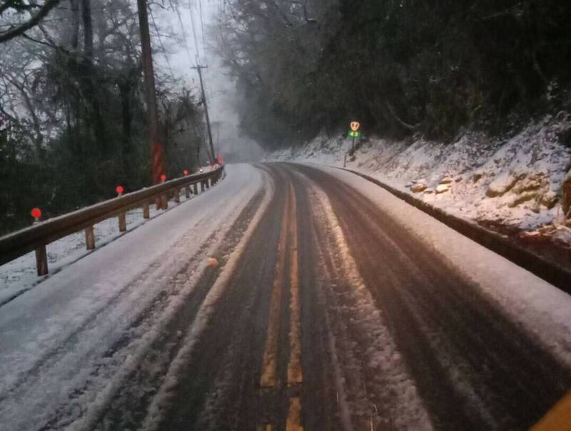 中橫宜蘭支線南山到勝光段路面結冰，經過工作人員剷除積雪，下午1點提早解除限掛雪鏈限制，恢復正常通行。（圖由交通部公路局提供）