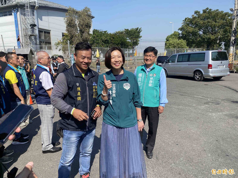 立委林靜儀（中）說，對於「去投票、就會贏」這6字陰影超大。（記者黃旭磊攝）