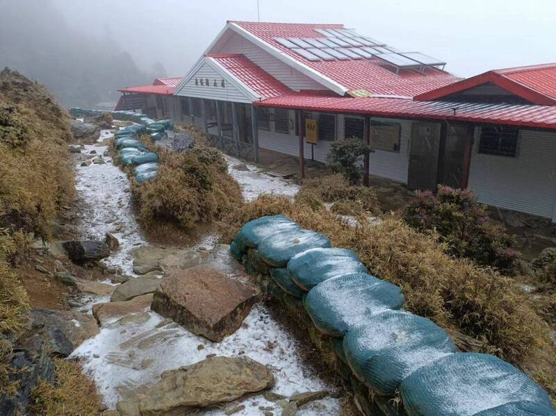 南橫嘉明湖步道向陽山附近也傳雪訊，今早下雪，有霧淞現象。（嘉明湖熊出沒廚工張世凱、嘉明湖清潔員邱宏維提供）