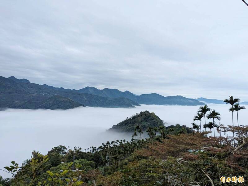 竹崎鄉獨立山奉天岩前雲海十分壯觀。（記者王善嬿攝）