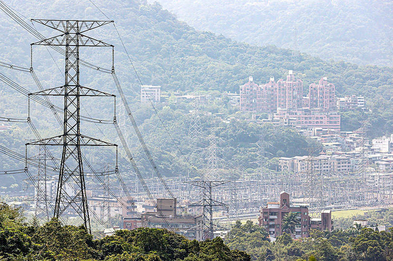 Electricity pylons are pictured in New Taipei City’s Shenkeng District on March 17 last year.
Photo: CNA