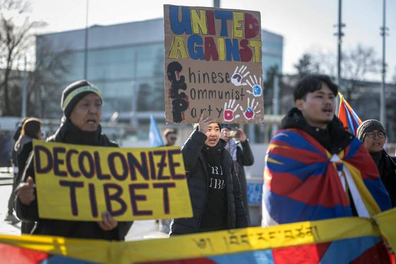 西藏倡议人士23日在联合国日内瓦办事处外抗议中国对西藏进行文化灭绝。（法新社）(photo:LTN)