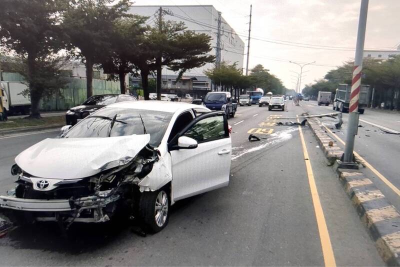 撞路燈連根拔起 女駕駛：為了撿手機 - 高雄市 - 自由時報電子報