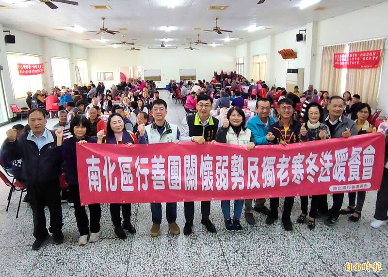 南化區公私協力舉辦愛心餐會,宴請弱勢家庭,提前圍爐。(記者吳俊鋒攝) 南化區公私協力舉辦愛心餐會,宴請弱勢家庭,提前圍爐。(記者吳俊鋒攝)