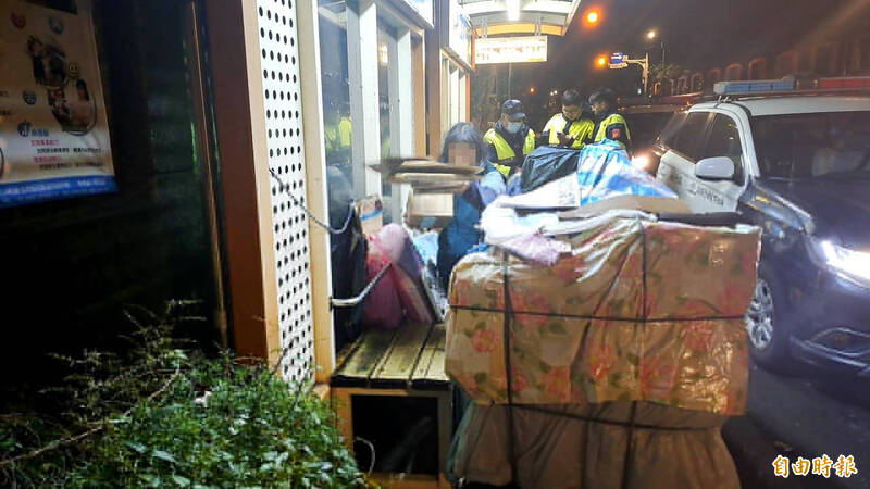 極凍寒流挾雨襲 拾荒婦夜睡公車亭 瑞芳警憂失溫緊急救援安置