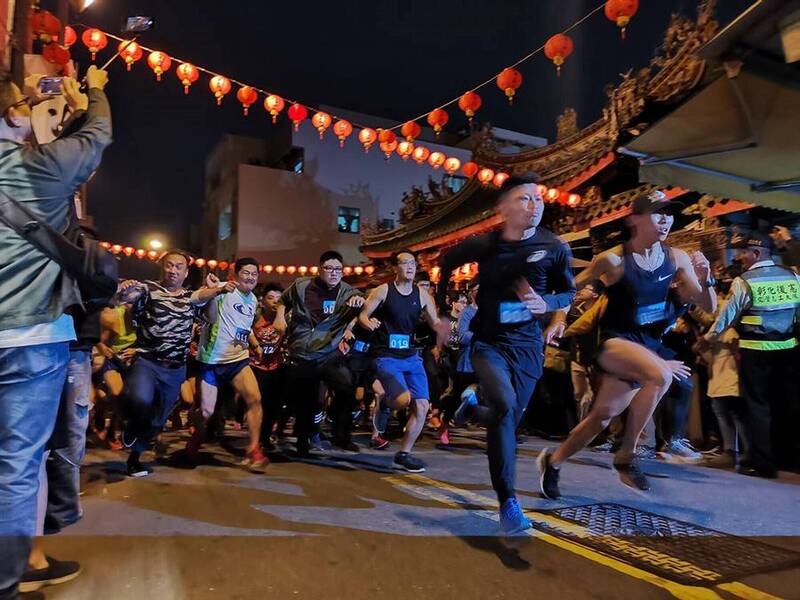 彰化市南瑤宮除夕路跑迎頭香活動年年報名秒殺，今年則因南瑤宮修繕路跑取消，讓想一顯身手的民眾大失所望。 （資料照，彰化市公所提供）