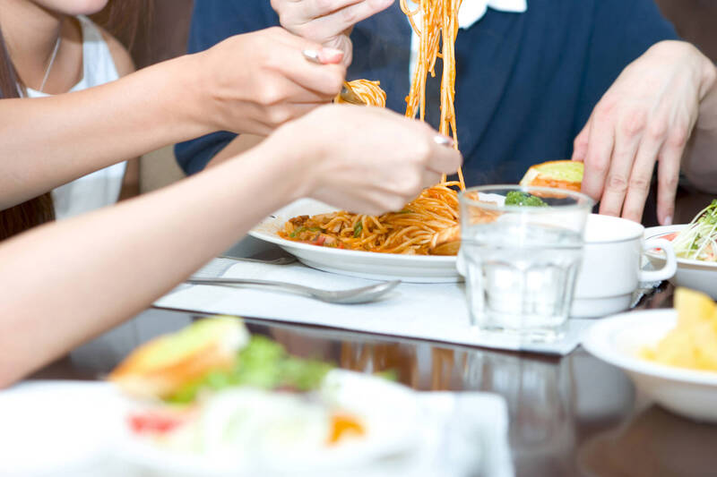 女子睡過頭沒參加週六尾牙，沒想到事後在開會時被檢討。（情境照）