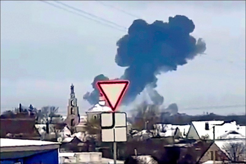 俄罗斯一架据称载有65名乌克兰战俘的伊留申-76型运输机，24日在毗邻乌克兰边境的贝尔哥罗德州境内坠毁，俄方指控是遭西方援乌防空飞弹击落。（法新社档案照、美联社）(photo:LTN)