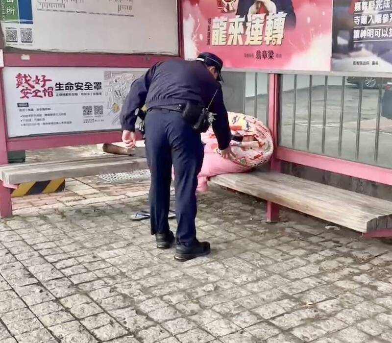 嘉義縣水上鄉街頭驚見「棉被人」，蜷縮著身體睡在候車亭。（民眾提供）