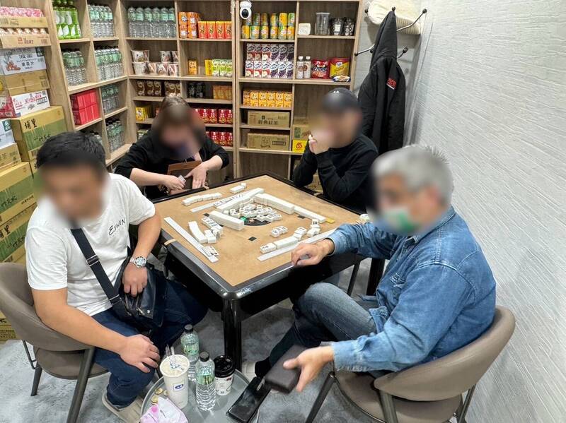 該麻將職業賭場主打飲料喝到飽，警方上門逮負責人及8名賭客。（記者陸運鋒翻攝）