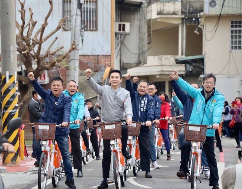 新竹縣竹北市公所自編8000萬建置推廣YouBike2.0E電力輔助公共自行車和站點，其中竹北西區即日起有210輛上路，市長鄭朝方（中）今天領騎造勢。（竹北市公所提供）