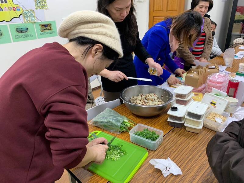 農曆春節將屆，移民署北區事務大隊基隆巿服務站為了讓新住民融入我國傳統節慶，邀請新住民姊妹齊聚一堂，學做應景的養生八寶珍糕。（記者林嘉東翻攝）